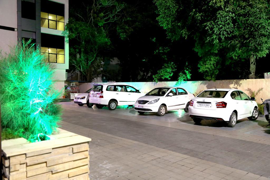 Hotel Shri Khedapati International Ντεβάς Εξωτερικό φωτογραφία