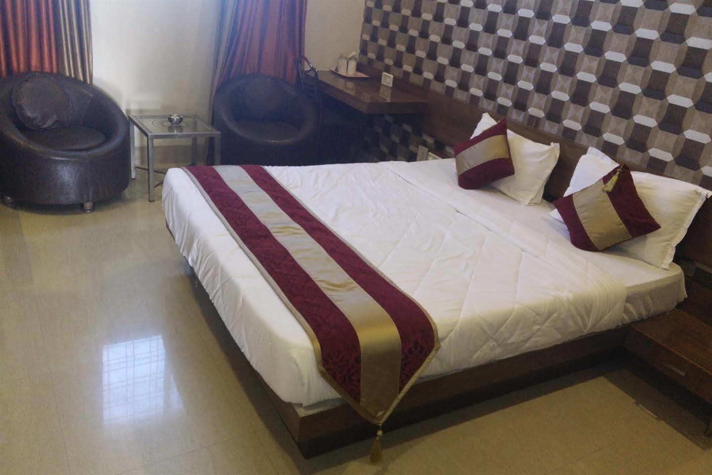 Hotel Shri Khedapati International Ντεβάς Εξωτερικό φωτογραφία